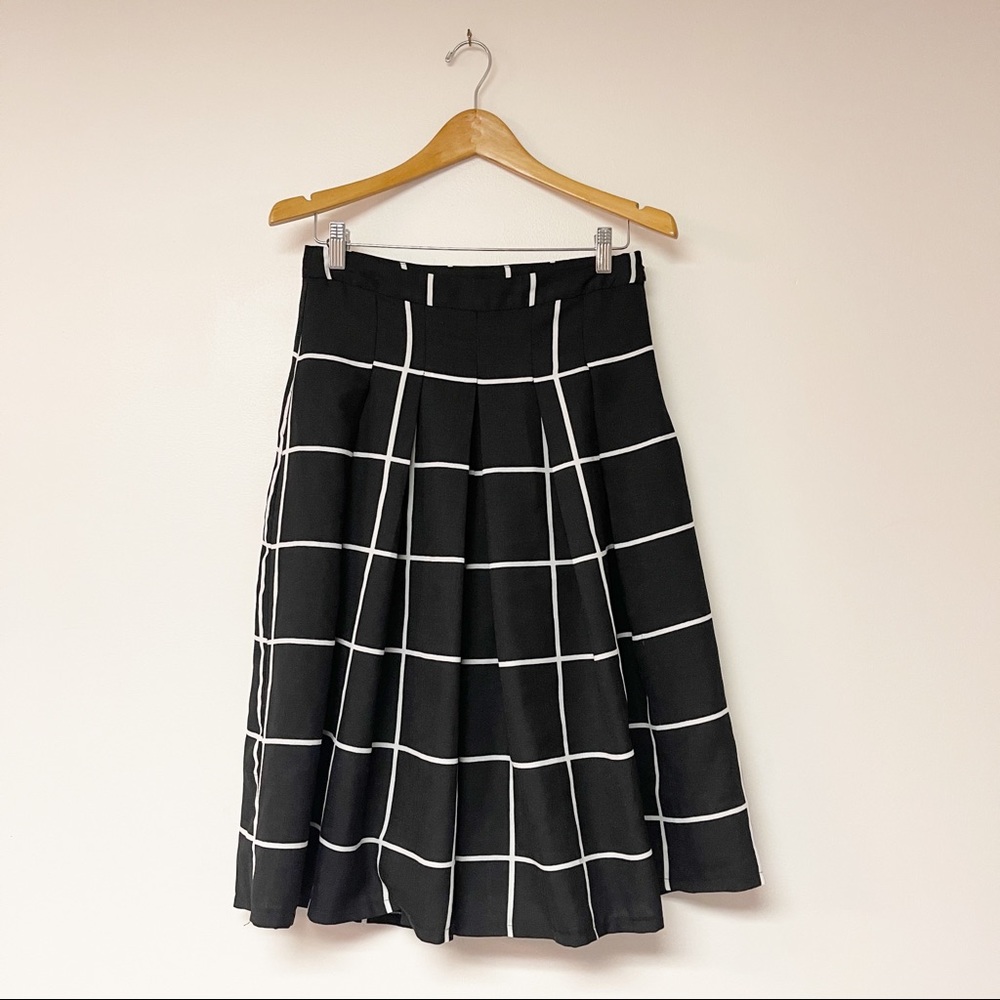 NWOT Francesca’s Black and White Plaid Cropped Flowy Pants